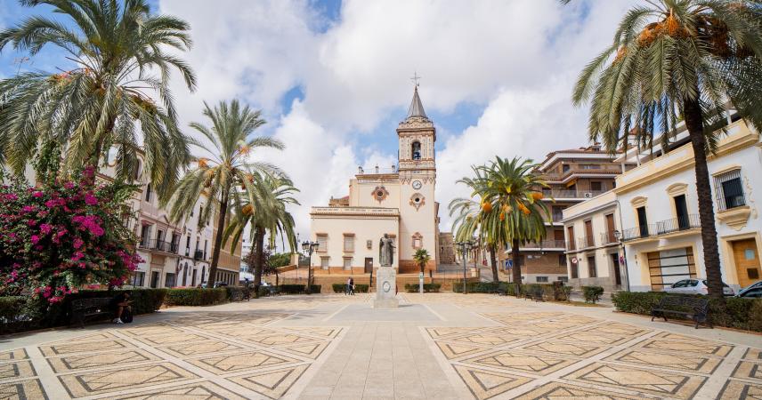 Paseo frente a Iglesia de San Pedro 