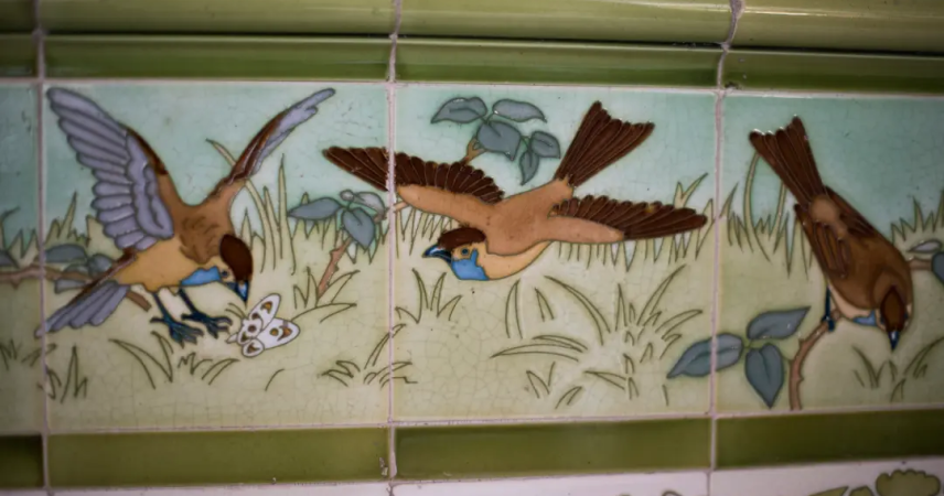 Azulejos pintados en el interior del palacio