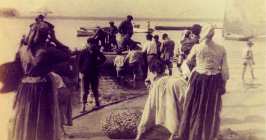 Imagen antigua de mujeres trabajando en el puerto de Getxo