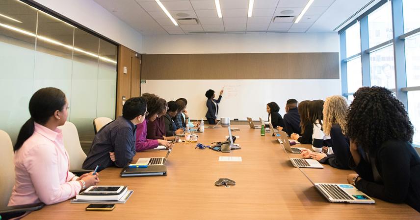 Un grupo de personas recibiendo una formación en una sala de reunión